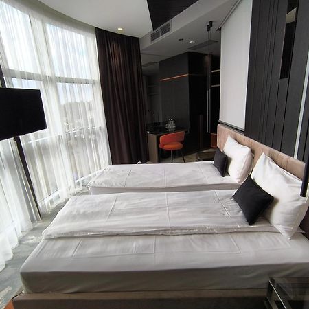 Hotel Zeneva Lux ครากูเยวัตส์ ภายนอก รูปภาพ