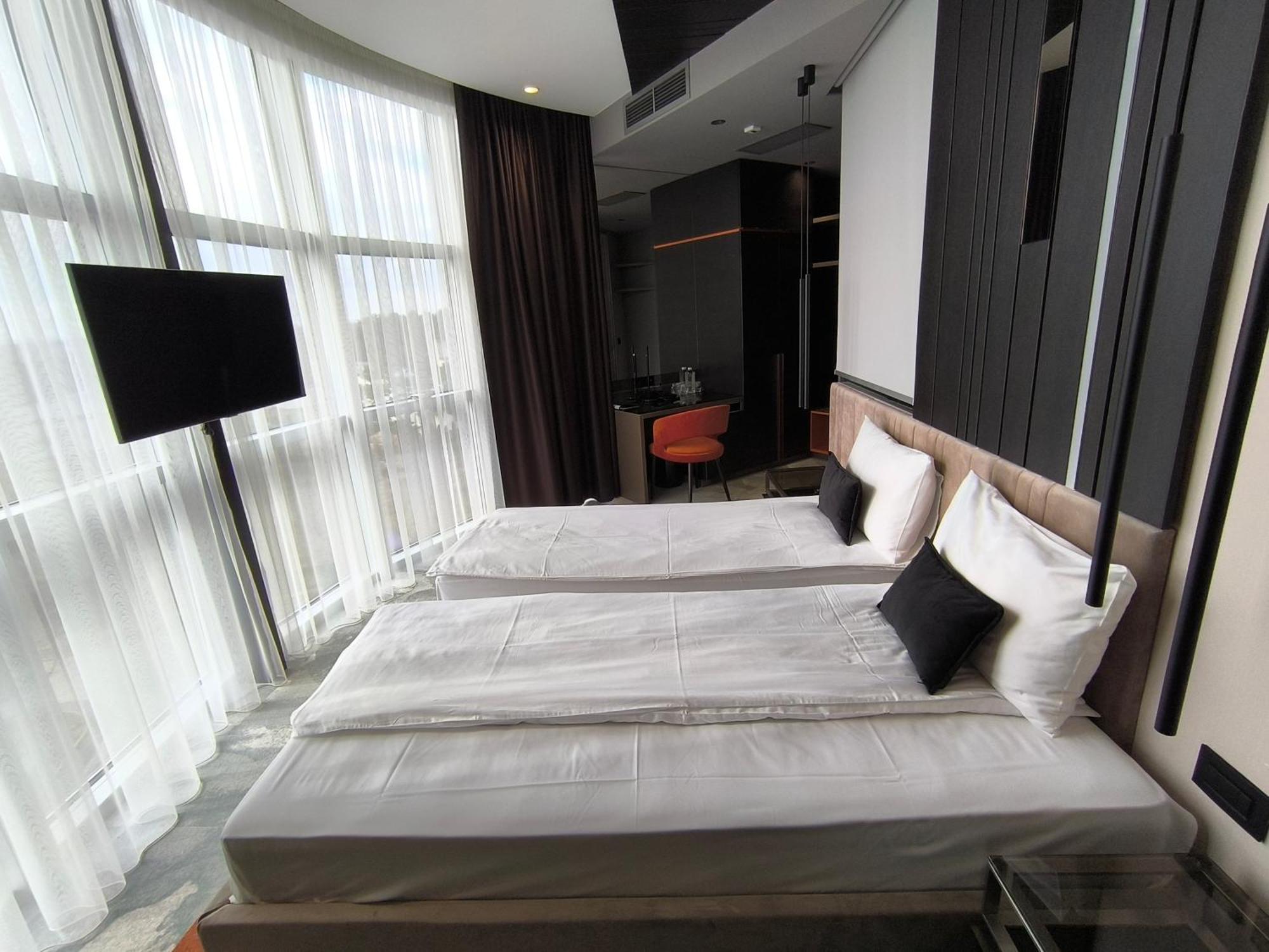 Hotel Zeneva Lux ครากูเยวัตส์ ภายนอก รูปภาพ