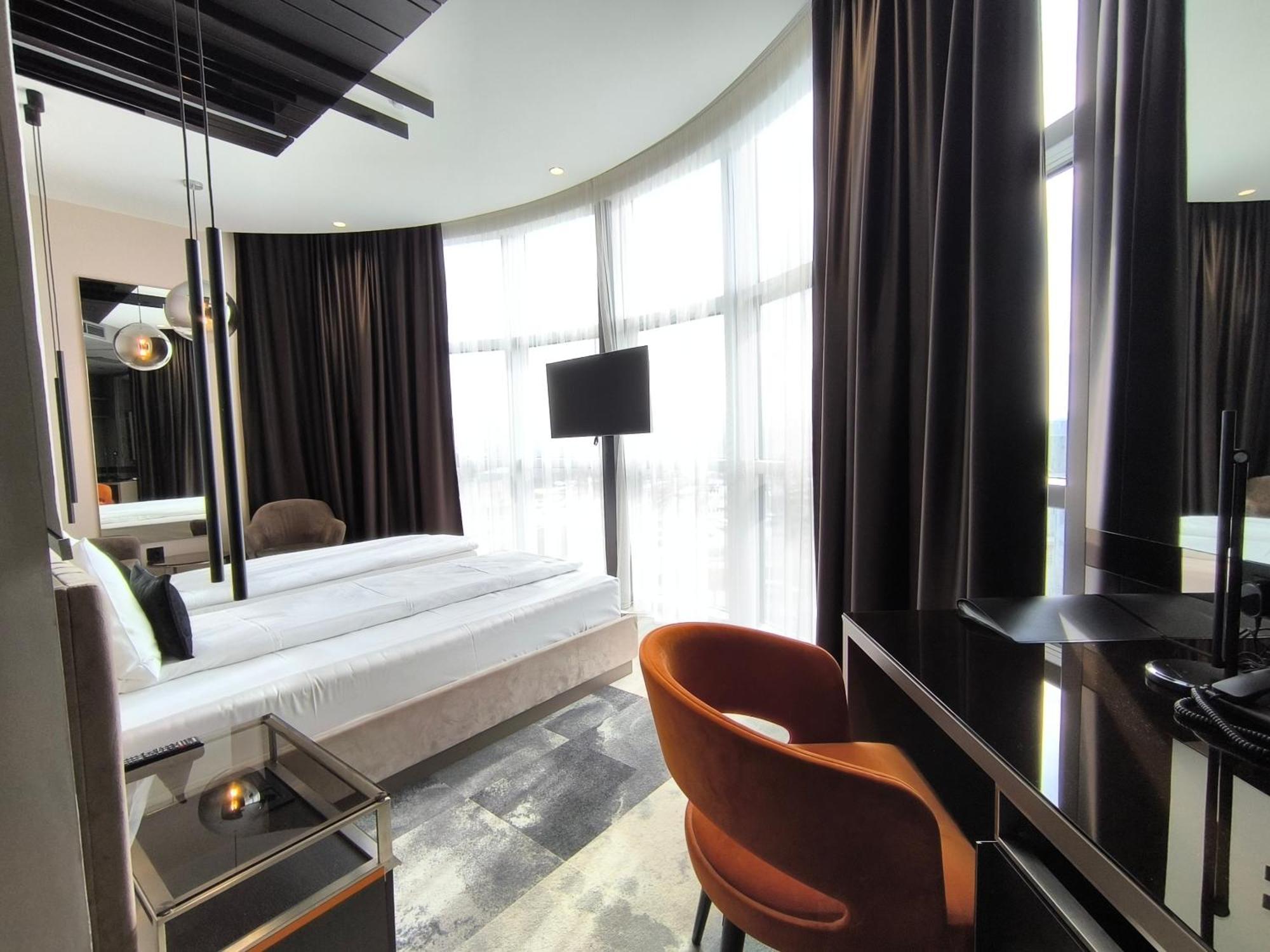 Hotel Zeneva Lux ครากูเยวัตส์ ภายนอก รูปภาพ
