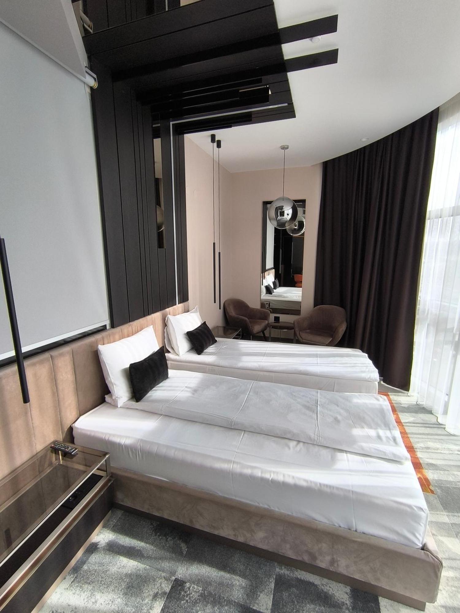Hotel Zeneva Lux ครากูเยวัตส์ ภายนอก รูปภาพ