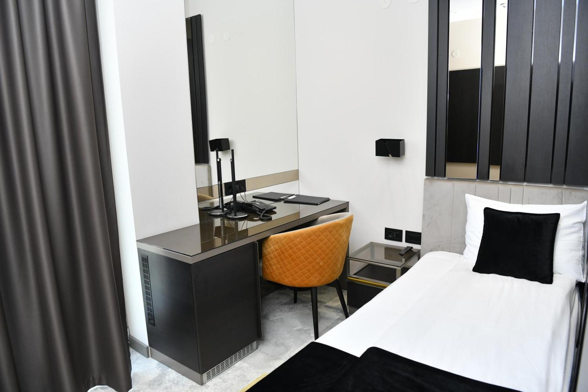 Hotel Zeneva Lux ครากูเยวัตส์ ภายนอก รูปภาพ