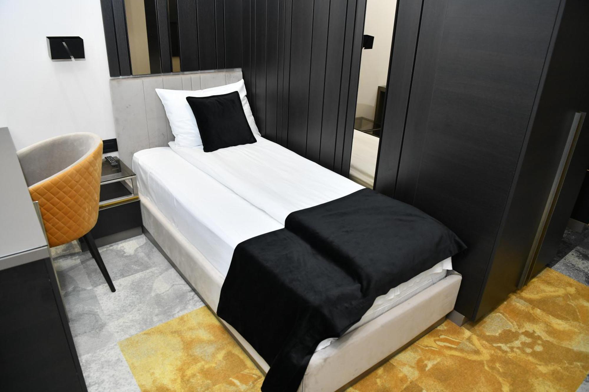 Hotel Zeneva Lux ครากูเยวัตส์ ภายนอก รูปภาพ