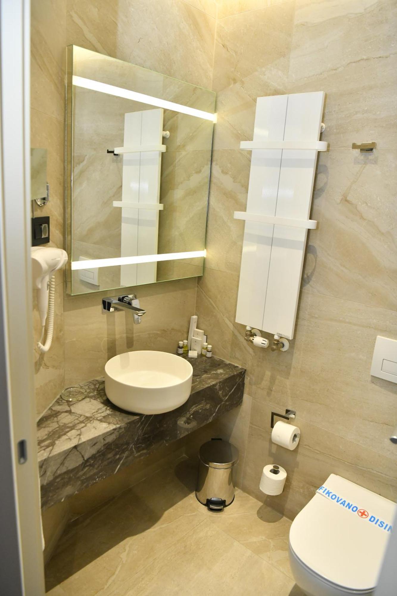 Hotel Zeneva Lux ครากูเยวัตส์ ภายนอก รูปภาพ