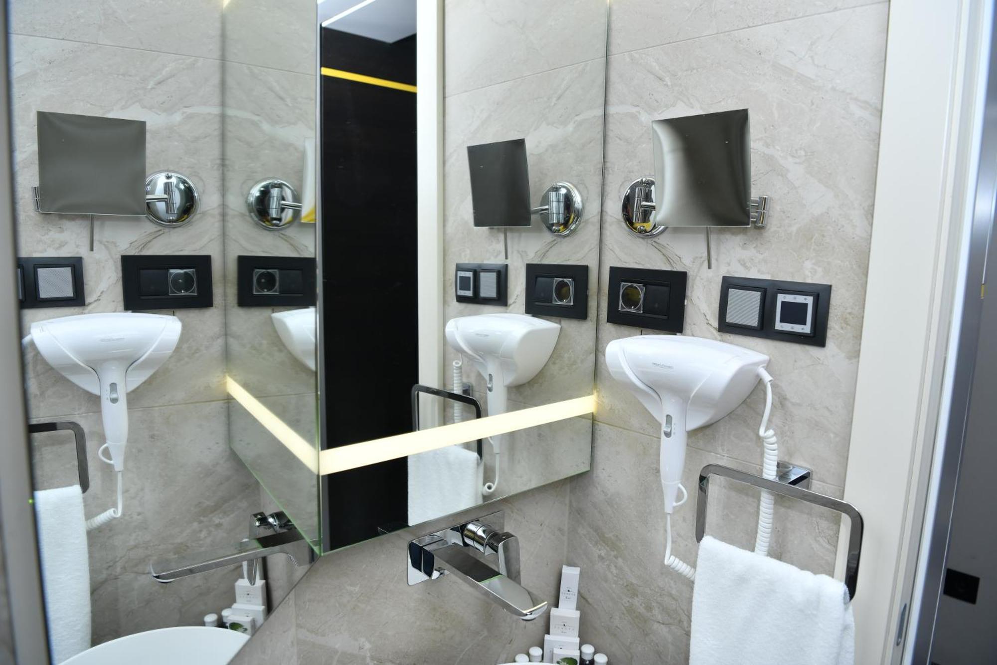 Hotel Zeneva Lux ครากูเยวัตส์ ภายนอก รูปภาพ